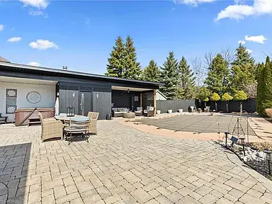 8152 Westminster Dr, Niagara Falls, ON L2H 2Y8