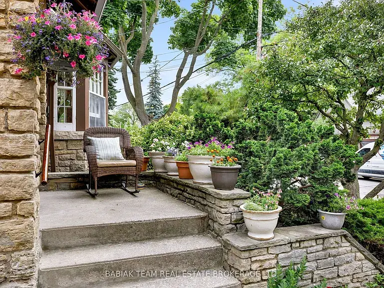 16 Palisades, Toronto, ON M6S 2W8