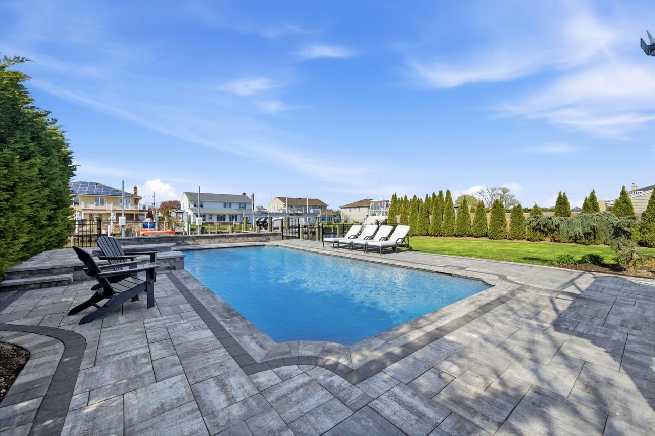 11 Dolphin Ln, West Islip, NY 11795