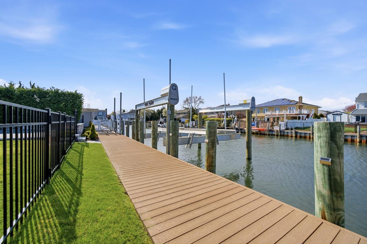 11 Dolphin Ln, West Islip, NY 11795