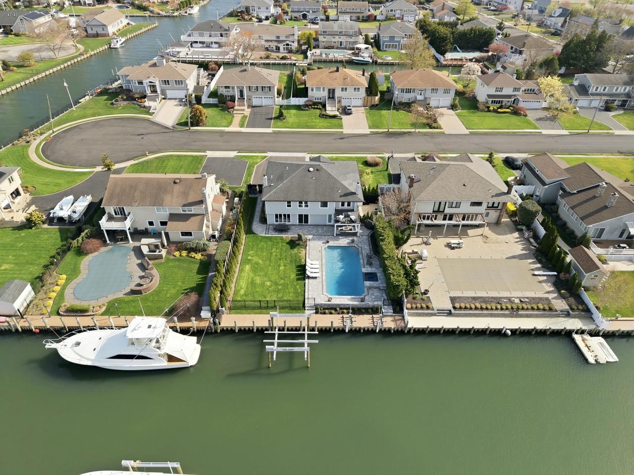 11 Dolphin Ln, West Islip, NY 11795