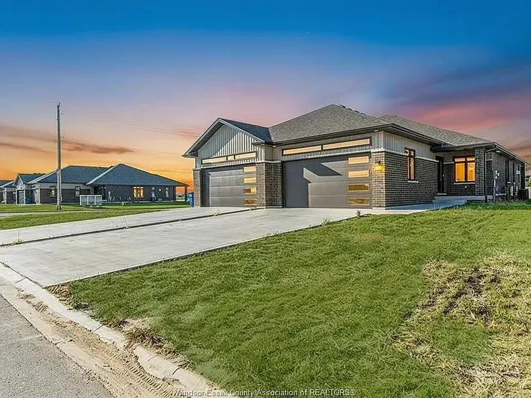 38 Bordeaux Pl, Chatham Kent, ON N7M 0S4