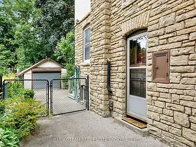 16 Palisades, Toronto, ON M6S 2W8