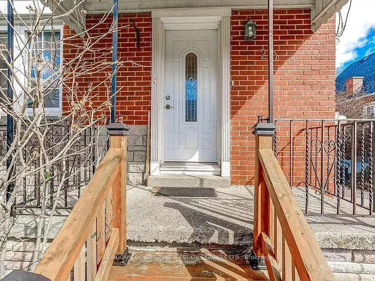 20 Gardens Cres, Toronto, ON M4B 1T5