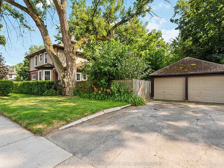 6275 Pine Grove Ave, Niagara Falls, ON L2G 4J4