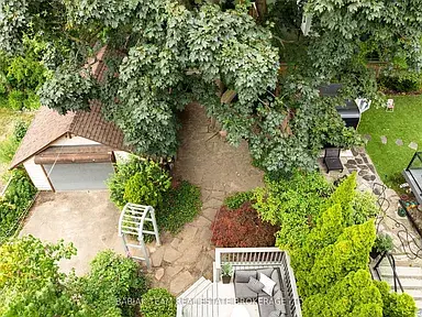 16 Palisades, Toronto, ON M6S 2W8