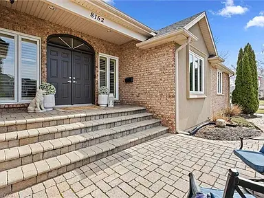 8152 Westminster Dr, Niagara Falls, ON L2H 2Y8