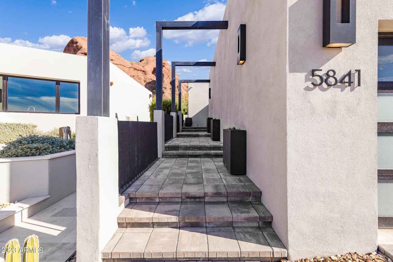 5841 N Echo Canyon Cir, Phoenix, AZ 85018