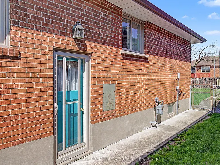 76 Tavistock Rd, Toronto, ON M3M 2N9