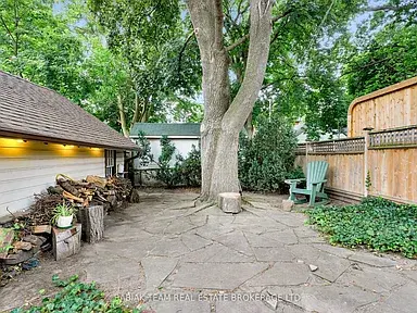 16 Palisades, Toronto, ON M6S 2W8
