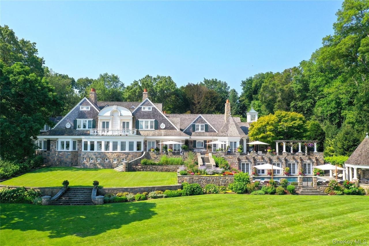 227 Dock Ln, Great Neck, NY 11024