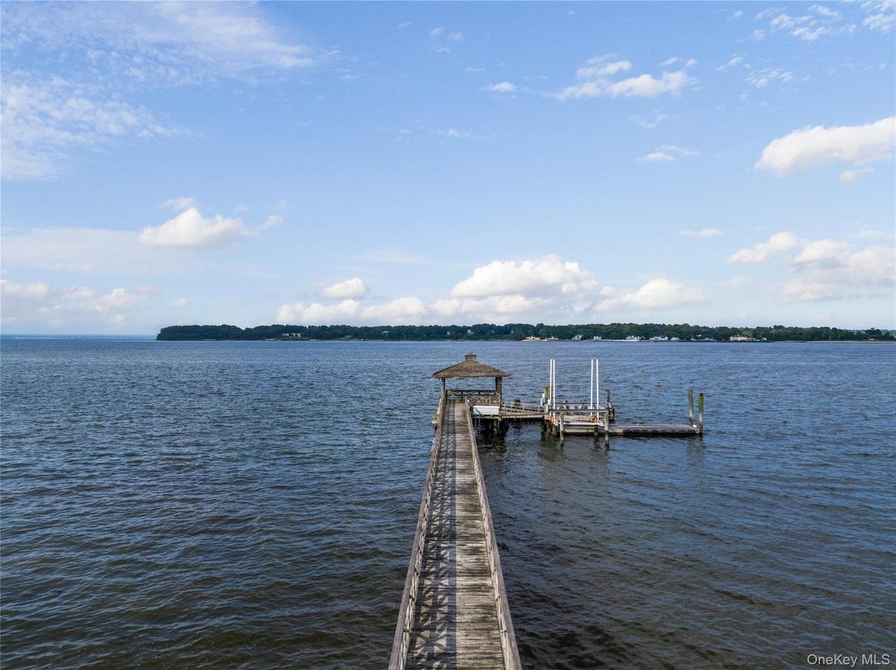 227 Dock Ln, Great Neck, NY 11024
