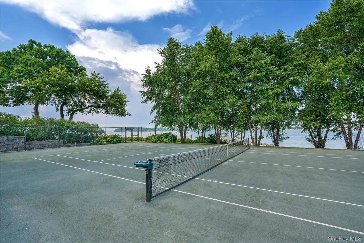 227 Dock Ln, Great Neck, NY 11024