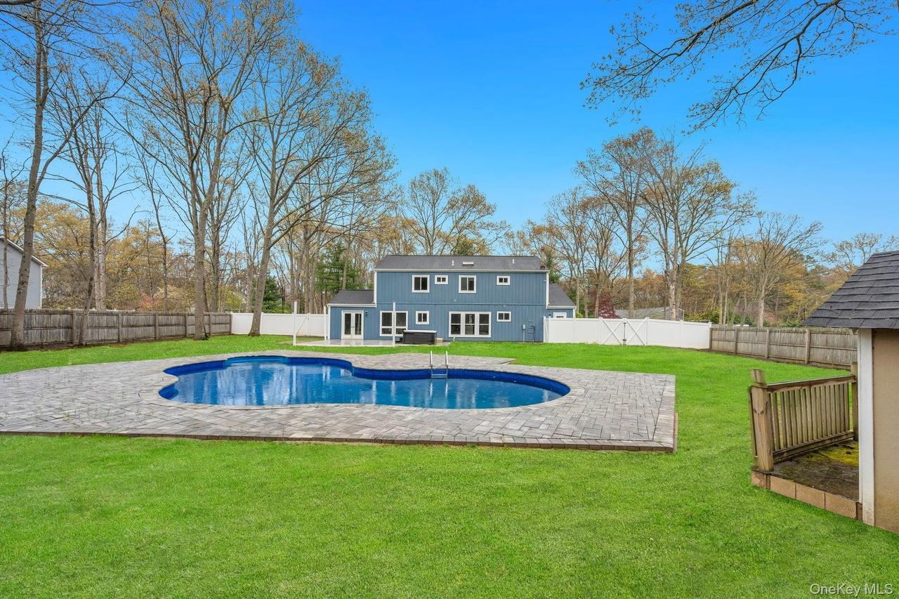 10 Ramblewood Rd, Ridge, NY 11961