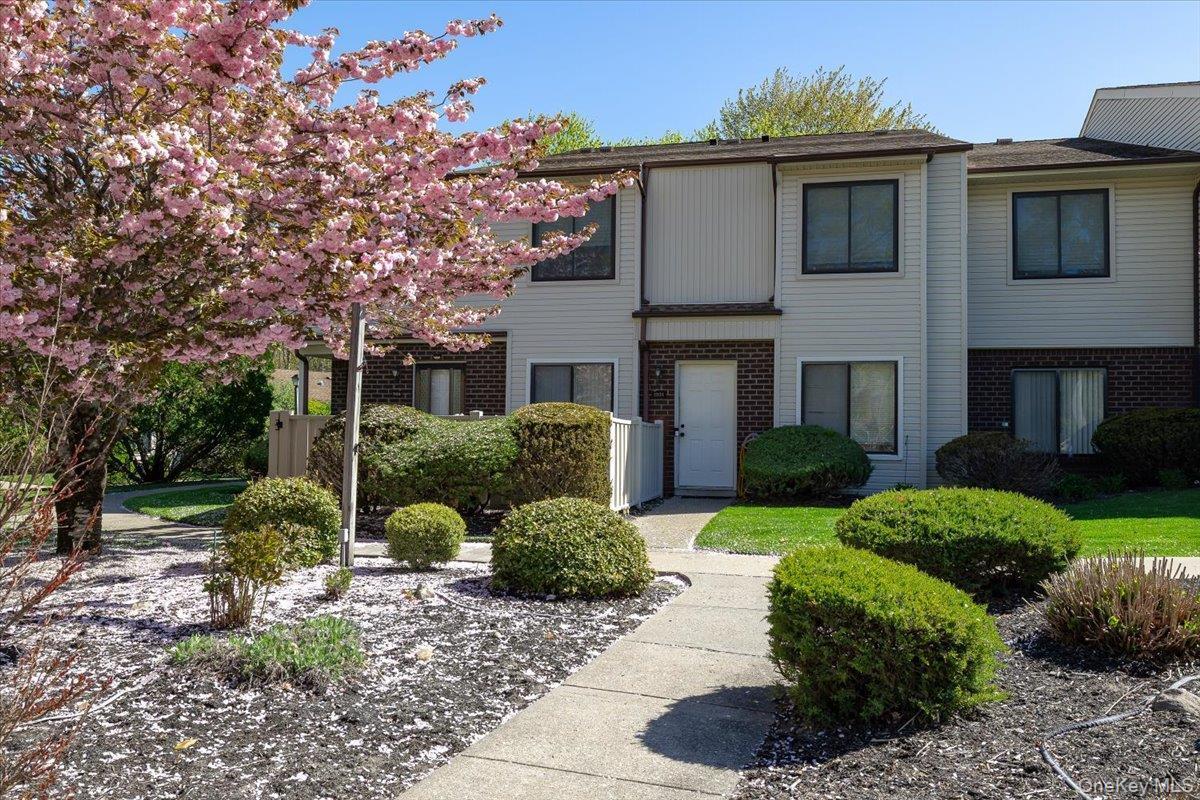 1001 Skyline Dr, Coram, NY 11727