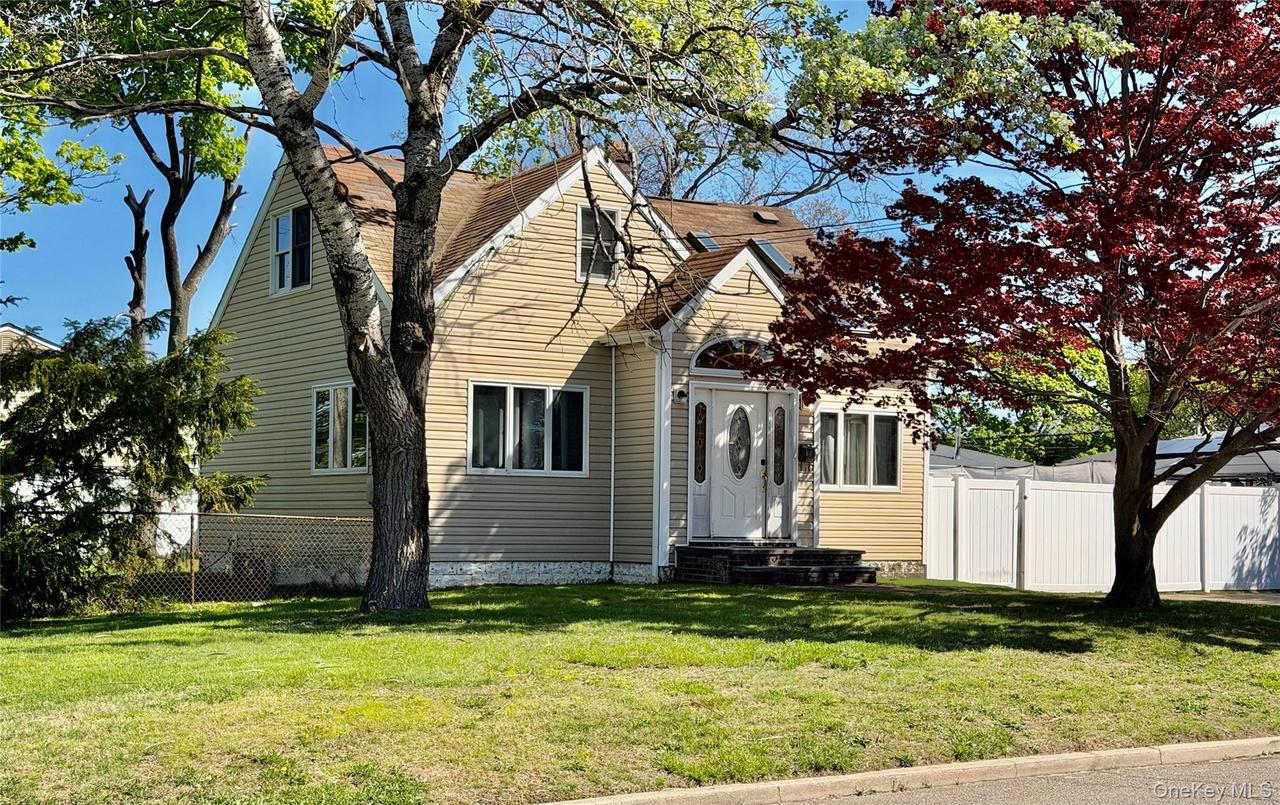 51 Weston Ave, Deer Park, NY 11729