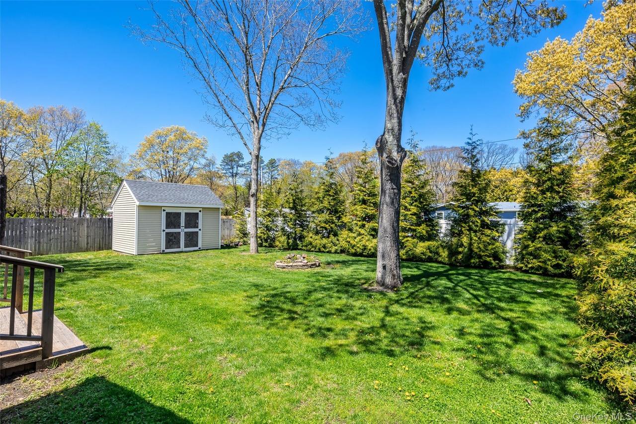 405 Puritan Dr, Shirley, NY 11967