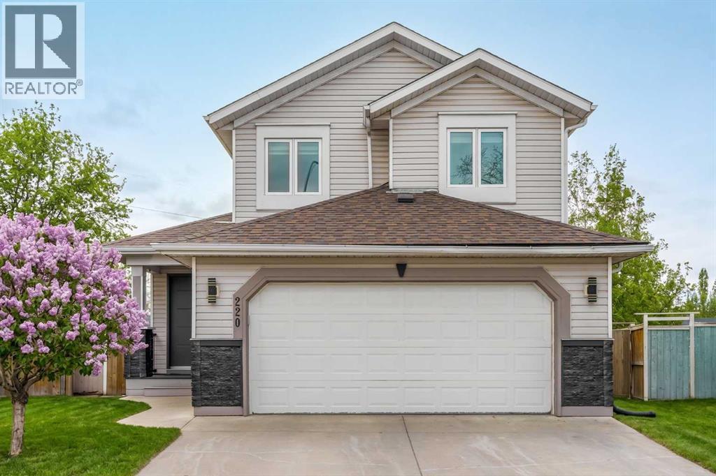 220 Douglas Glen Bay Southeast, Calgary, AB T2Z 2M8