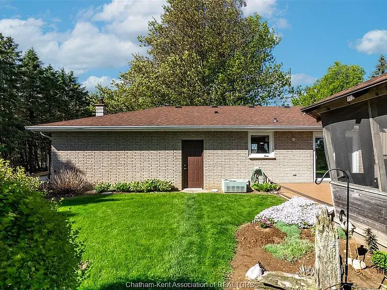 21095 Victoria Rd, Chatham Kent, ON N0P 2C0