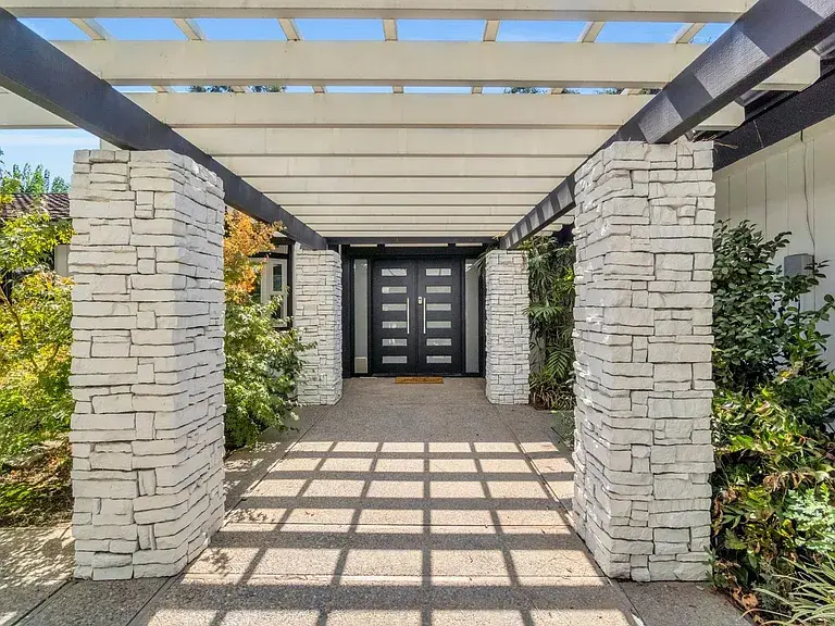 5976 E Butler Ave, Fresno, CA 93727