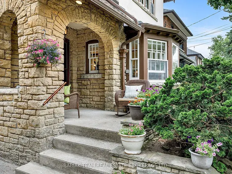 16 Palisades, Toronto, ON M6S 2W8