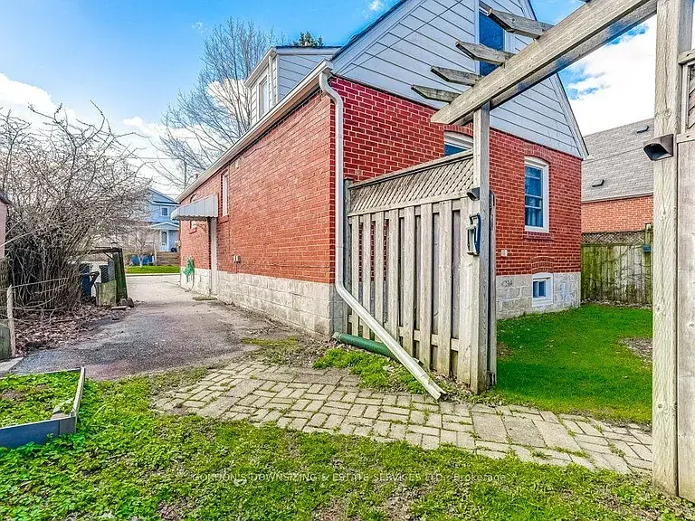 20 Gardens Cres, Toronto, ON M4B 1T5