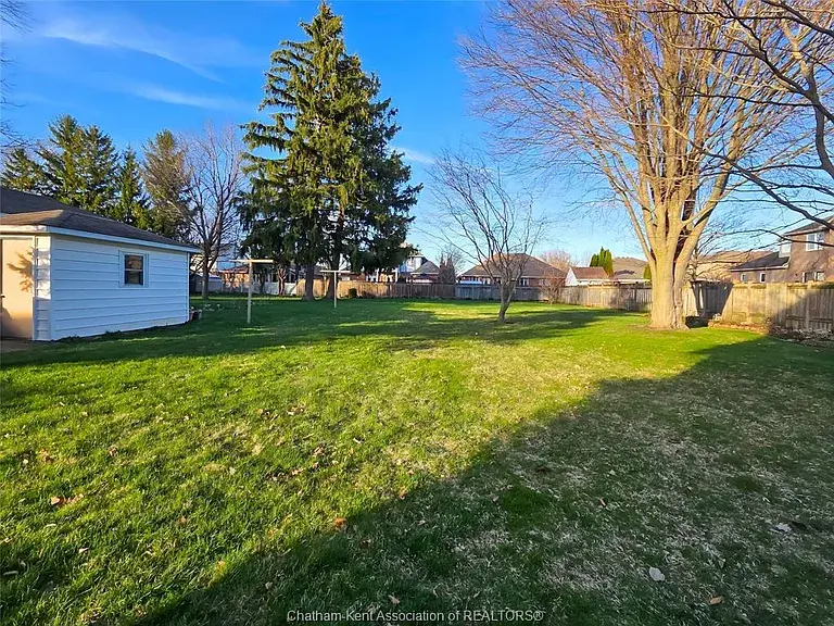 465 Victoria Ave, Chatham Kent, ON N7L 3B4