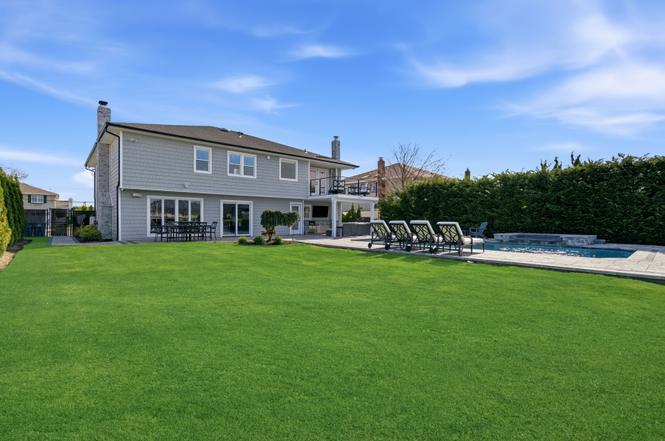 11 Dolphin Ln, West Islip, NY 11795