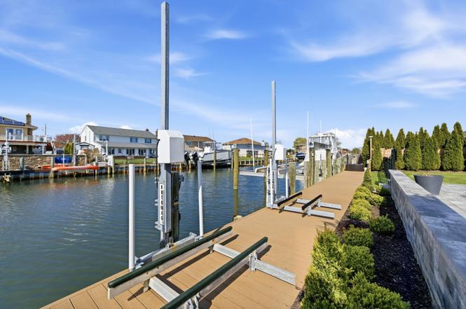 11 Dolphin Ln, West Islip, NY 11795