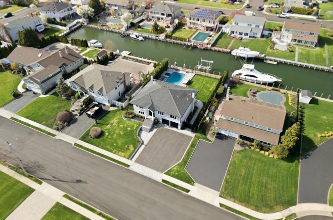 11 Dolphin Ln, West Islip, NY 11795