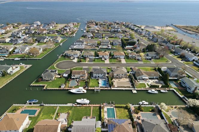 11 Dolphin Ln, West Islip, NY 11795
