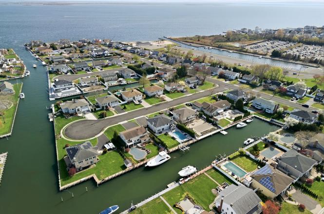 11 Dolphin Ln, West Islip, NY 11795