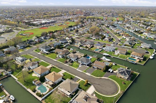 11 Dolphin Ln, West Islip, NY 11795