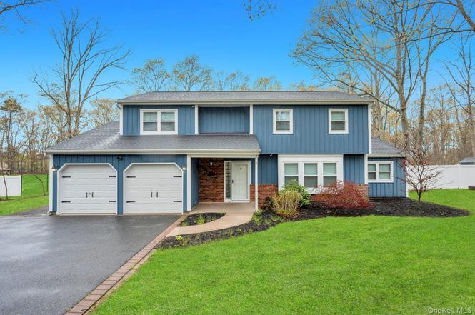 10 Ramblewood Rd, Ridge, NY 11961