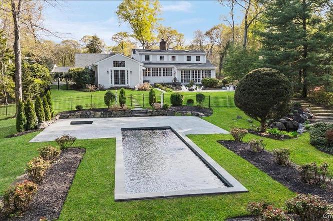 1 Horseshoe Path, Lloyd Harbor, NY 11743