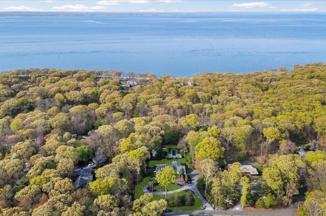 1 Horseshoe Path, Lloyd Harbor, NY 11743
