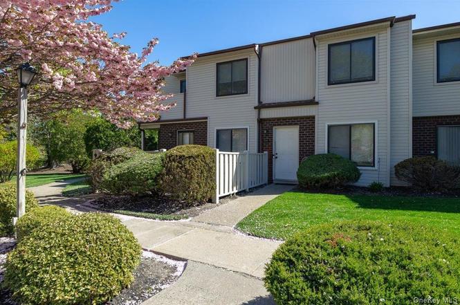 1001 Skyline Dr, Coram, NY 11727