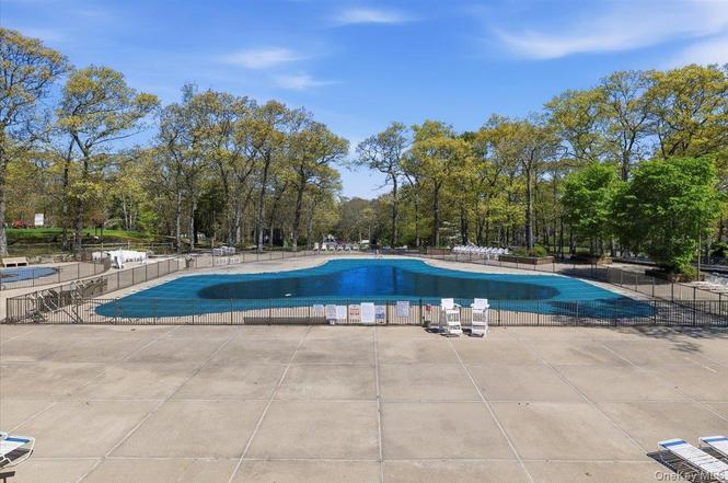 1001 Skyline Dr, Coram, NY 11727