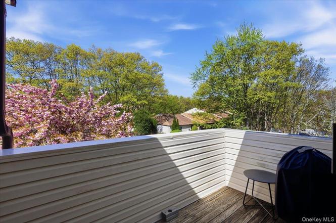1001 Skyline Dr, Coram, NY 11727