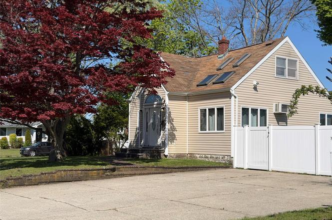 51 Weston Ave, Deer Park, NY 11729