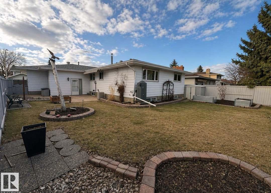 11139 30 Ave NW, Edmonton, AB T6J 3Y7
