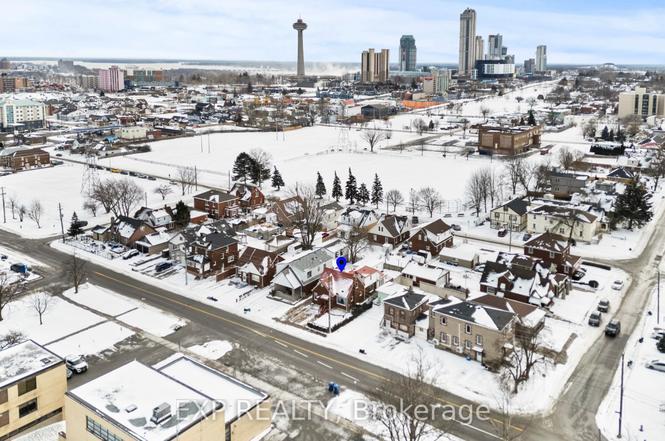 5692 North St, Niagara Falls, ON L2G 1J5