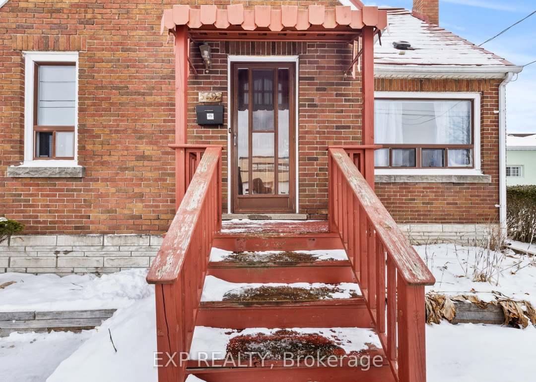 5692 North St, Niagara Falls, ON L2G 1J5