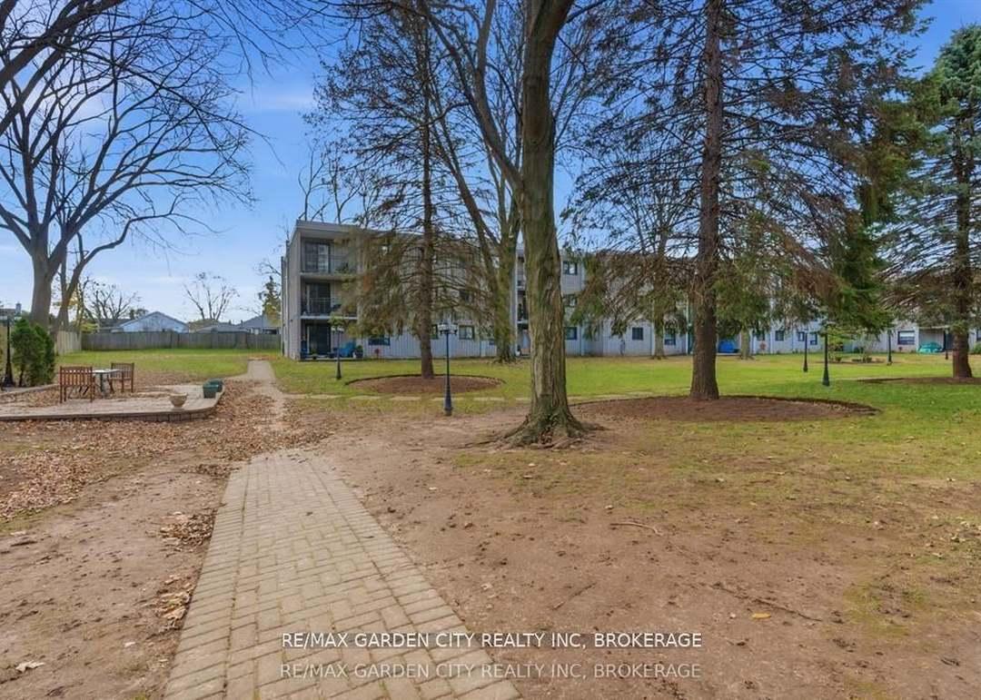 4658 Drummond Rd #230, Niagara Falls, ON L2E 7E1