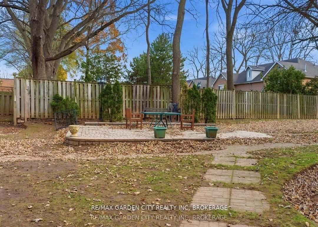 4658 Drummond Rd #230, Niagara Falls, ON L2E 7E1