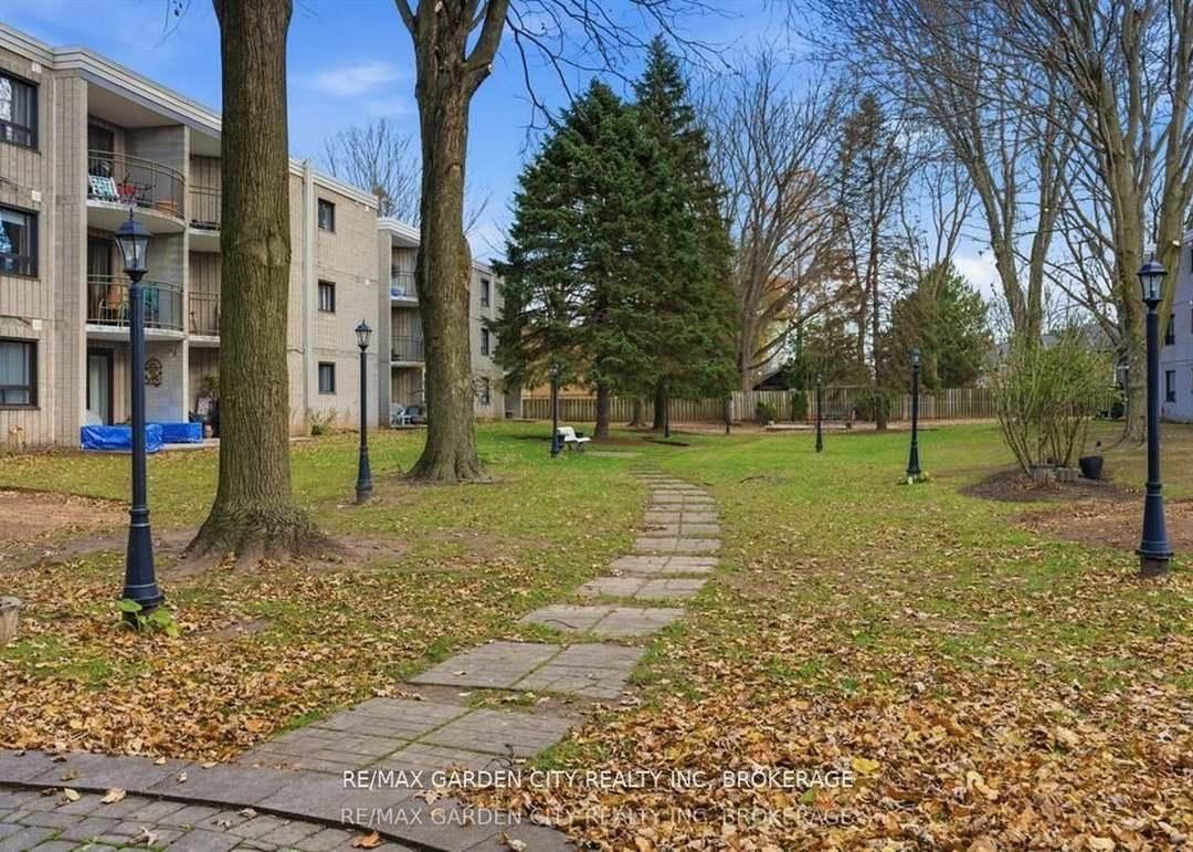 4658 Drummond Rd #230, Niagara Falls, ON L2E 7E1