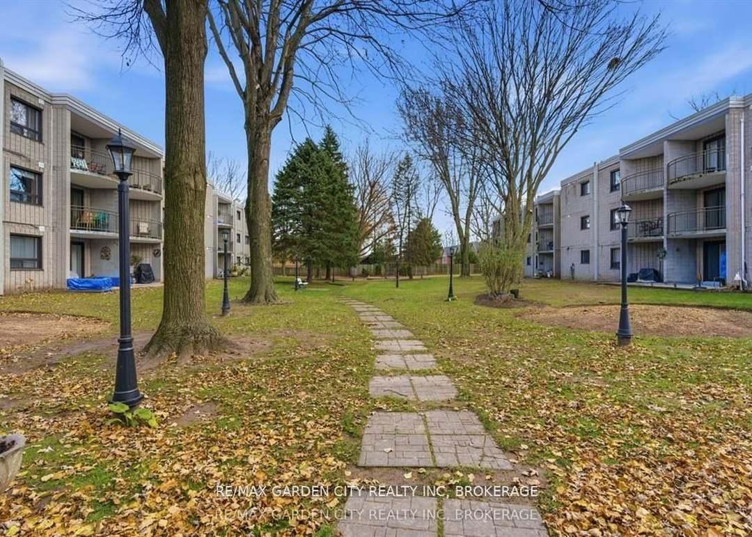 4658 Drummond Rd #230, Niagara Falls, ON L2E 7E1