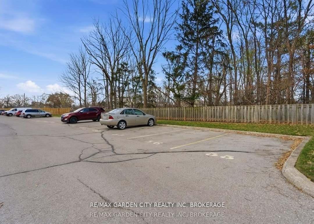 4658 Drummond Rd #230, Niagara Falls, ON L2E 7E1