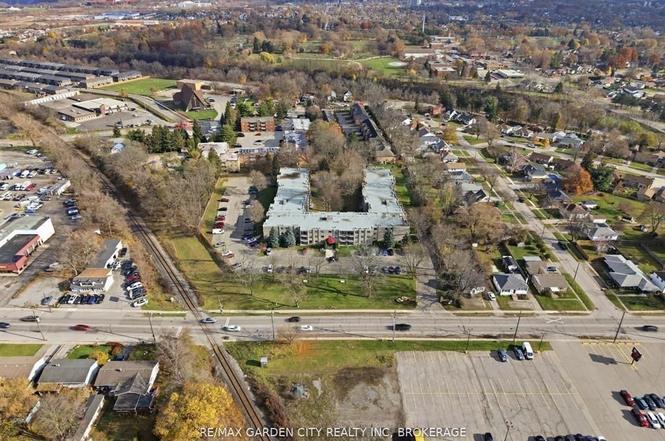 4658 Drummond Rd #230, Niagara Falls, ON L2E 7E1