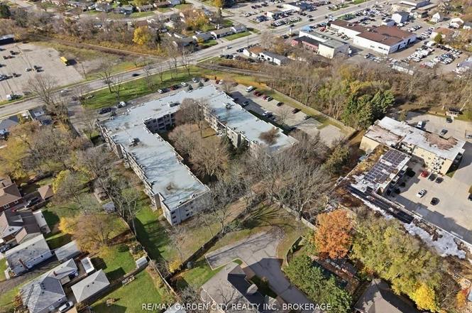 4658 Drummond Rd #230, Niagara Falls, ON L2E 7E1